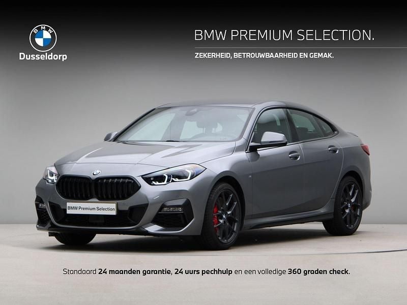 Grijs, metallic lak Gebruikt 2024 BMW 218 Shadowline Sedan | € 32.950 (Eerlijke prijs) - Afbeelding 1/4