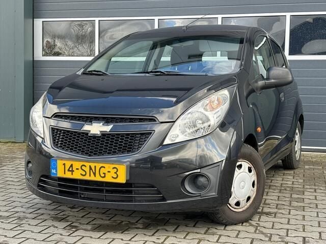 Zwart, metallic lak Gebruikt 2011 Chevrolet Spark LS Hatchback | € 2.250 (Goede deal) - Afbeelding 1/4