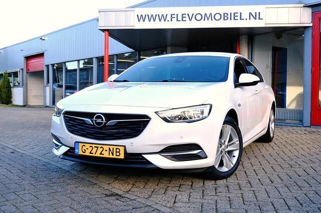 Wit Gebruikt 2019 Opel Insignia Executive Hatchback | € 17.950 (Eerlijke prijs) - Afbeelding 1/4