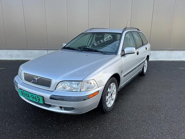 Grijs Gebruikt 2001 Volvo V40 Stationwagen | € 950 (Eerlijke prijs) - Afbeelding 1/4