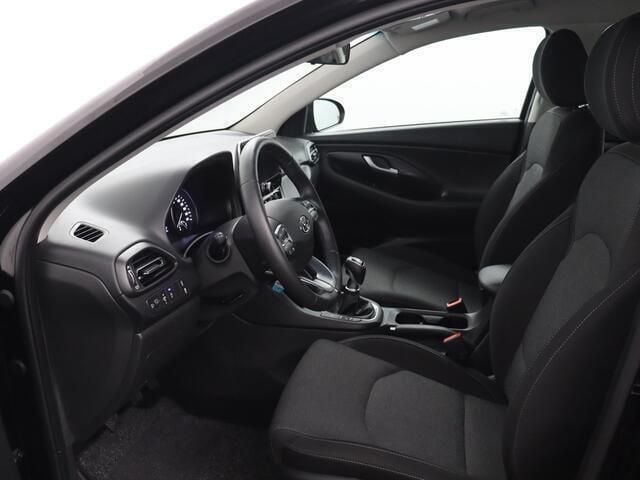 Zwart, metallic lak Gebruikt 2022 Hyundai i30 Comfort Hatchback | € 21.650 (Iets duurder) - Afbeelding 1/4