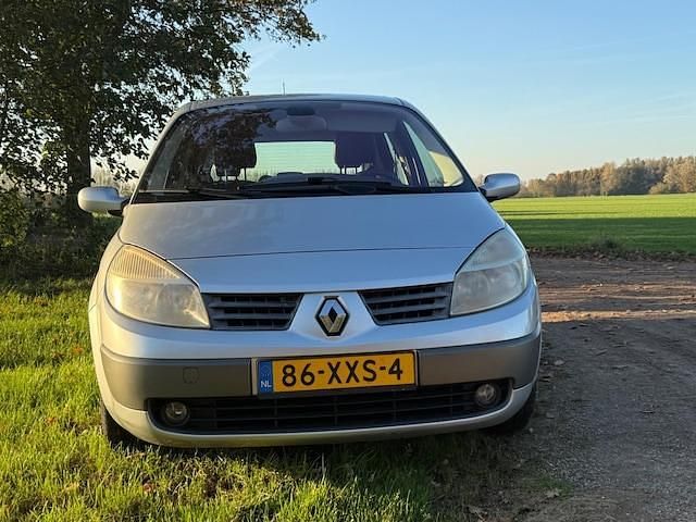 Grijs (metallic) Gebruikt 2005 Renault Scénic II Dynamique MPV | € 1.249 (Eerlijke prijs) - Afbeelding 1/3