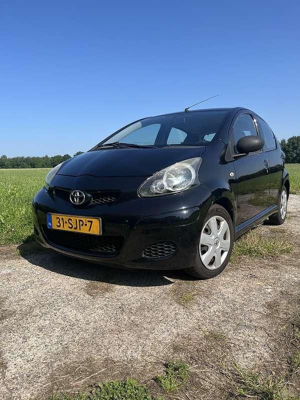 Zwart Gebruikt 2011 Toyota Aygo Hatchback | € 2.500 (Eerlijke prijs) - Afbeelding 1/4