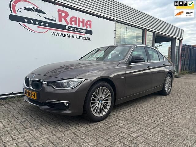 Bruin Gebruikt 2012 BMW 320 Executive Sedan | € 11.950 (Eerlijke prijs) - Afbeelding 1/4