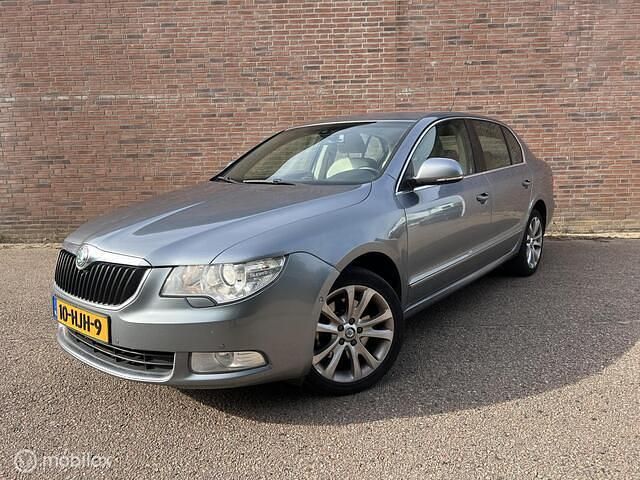 Blauw Gebruikt 2009 Skoda Superb Comfort Hatchback | € 3.990 (Eerlijke prijs) - Afbeelding 1/4