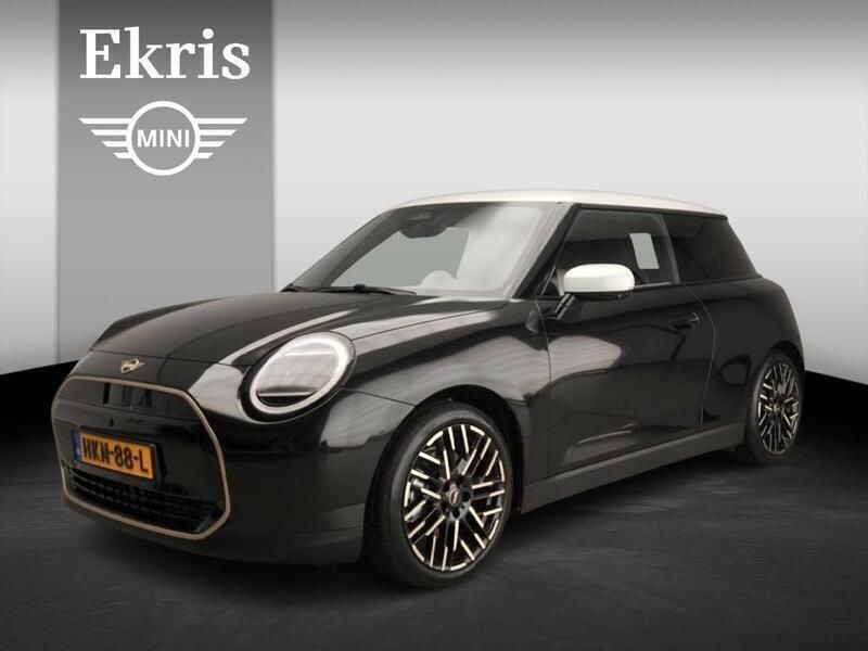 Zwart Gebruikt 2025 Mini Cooper Favoured Hatchback | € 38.900 - Afbeelding 1/4