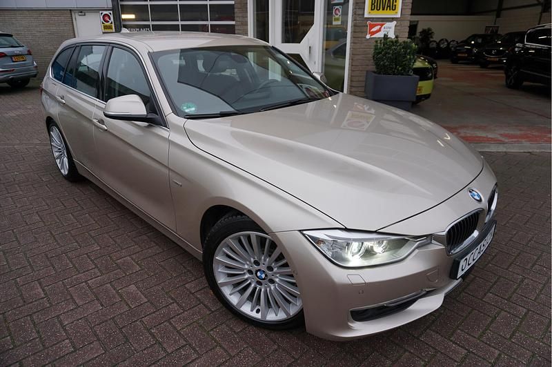 Grijs Gebruikt 2013 BMW 328 Luxury Line Stationwagen | € 17.285 (Eerlijke prijs) - Afbeelding 1/4