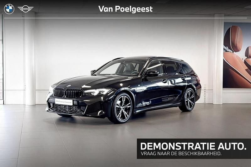 Saphirschwarz metallic (zwart metallic) Gebruikt 2025 BMW 318 M Sport Stationwagen | € 51.900 (Iets duurder) - Afbeelding 1/4