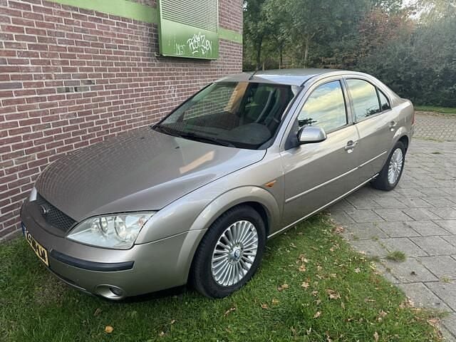 Grijs Gebruikt 2001 Ford Mondeo Ghia Hatchback | € 1.545 (Iets duurder) - Afbeelding 1/4