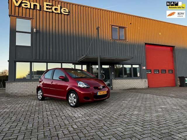 Rood (metallic) Occasion 2010 Toyota Aygo Hatchback | € 3.950 (Duur) - Afbeelding 1/4
