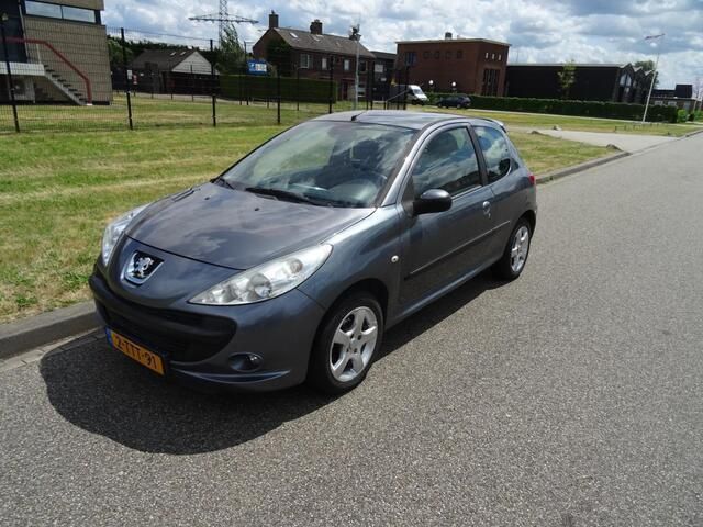 Grijs, metallic lak Gebruikt 2009 Peugeot 206+ Hatchback | € 1.695 (Eerlijke prijs) - Afbeelding 1/4