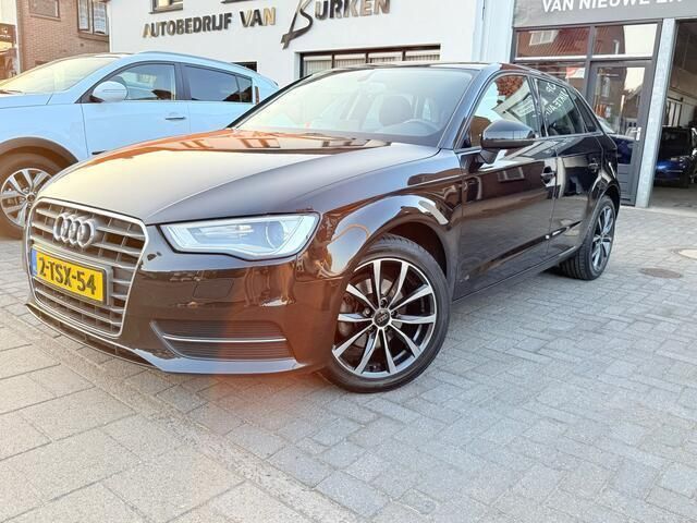 Zwart, metallic lak Gebruikt 2014 Audi A3 Sportback Attraction Hatchback | € 13.850 (Iets duurder) - Afbeelding 1/4