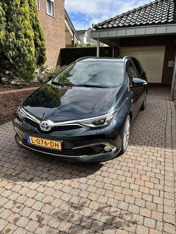 Grijs Gebruikt 2017 Toyota Auris Executive MPV | € 13.750 (Goede deal) - Afbeelding 1/4
