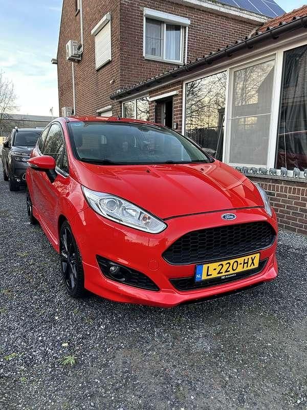 Rood Occasion 2016 Ford Fiesta Sport Sedan | € 5.995 (Eerlijke prijs) - Afbeelding 1/4