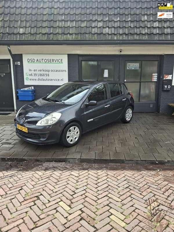 Grijs, metallic lak Gebruikt 2007 Renault Clio II Rip Curl Hatchback | € 1.450 (Eerlijke prijs) - Afbeelding 1/4