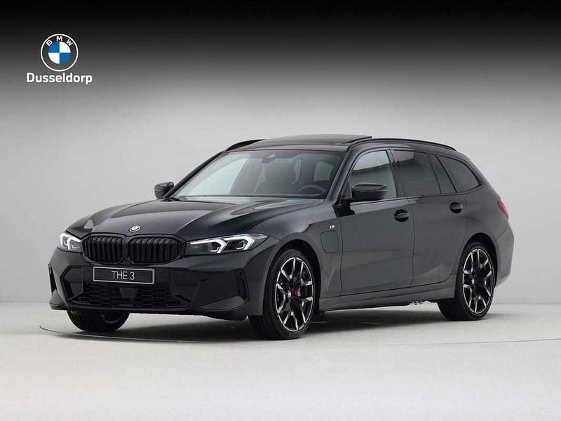 Zwart, metallic lak Nieuw 2025 BMW 330e M Sport Stationwagen | € 76.542 (Duur) - Afbeelding 1/4