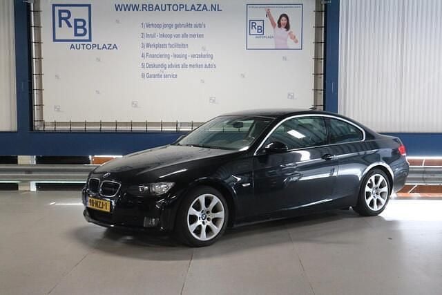 Zwart Gebruikt 2011 BMW 320 Coupé | € 5.450 (Super prijs) - Afbeelding 1/4