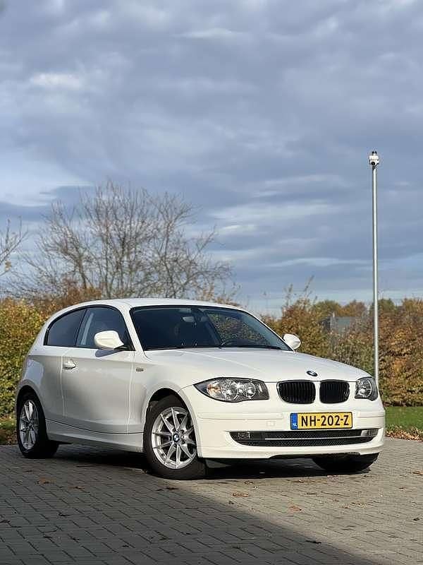 Wit Occasion 2010 BMW 118 Hatchback | € 5.250 (Eerlijke prijs) - Afbeelding 1/4
