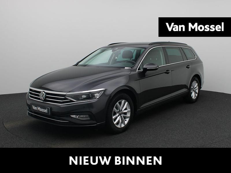 Grijs Gebruikt 2023 VW Passat Business Stationwagen | € 28.900 (Goede deal) - Afbeelding 1/4