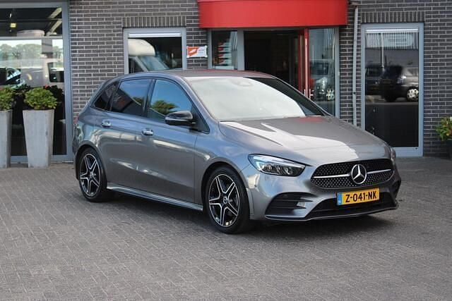 Grijs Gebruikt 2024 Mercedes B180 AMG line MPV | € 33.999 (Super prijs) - Afbeelding 1/4