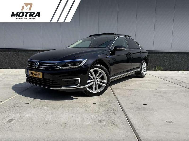 Zwart Gebruikt 2018 VW Passat Highline Sedan | € 25.145 (Eerlijke prijs) - Afbeelding 1/4