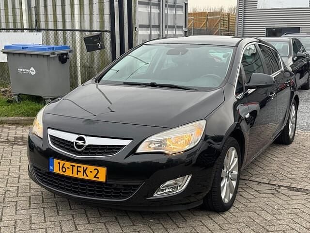 Zwart Occasion 2012 Opel Astra Cosmo Hatchback | € 3.450 (Goede deal) - Afbeelding 1/4