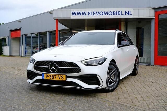 Wit Occasion 2022 Mercedes C180 AMG line Stationwagen | € 32.750 (Goede deal) - Afbeelding 1/4
