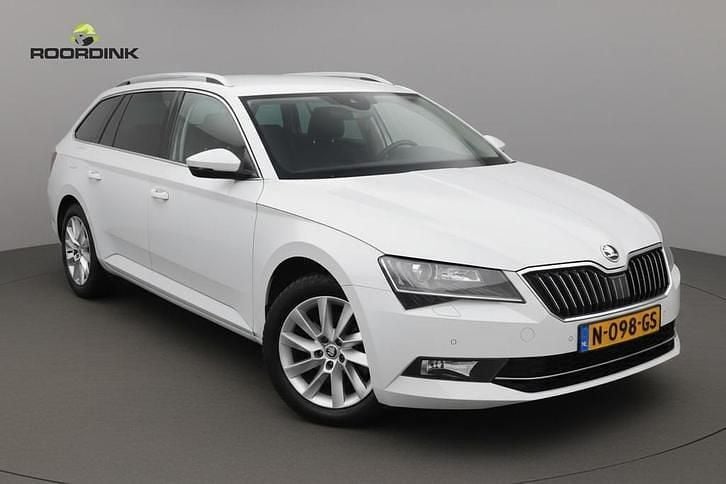 Wit Occasion 2019 Skoda Superb Stationwagen | € 19.999 (Goede deal) - Afbeelding 1/3