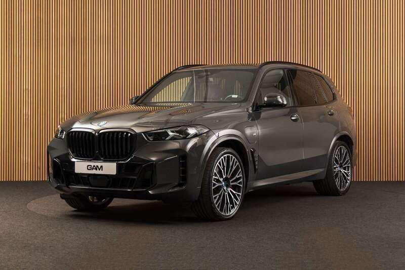 Grijs, metallic lak Gebruikt 2024 BMW X5 M Sport SUV | € 112.800 (Duur) - Afbeelding 1/4