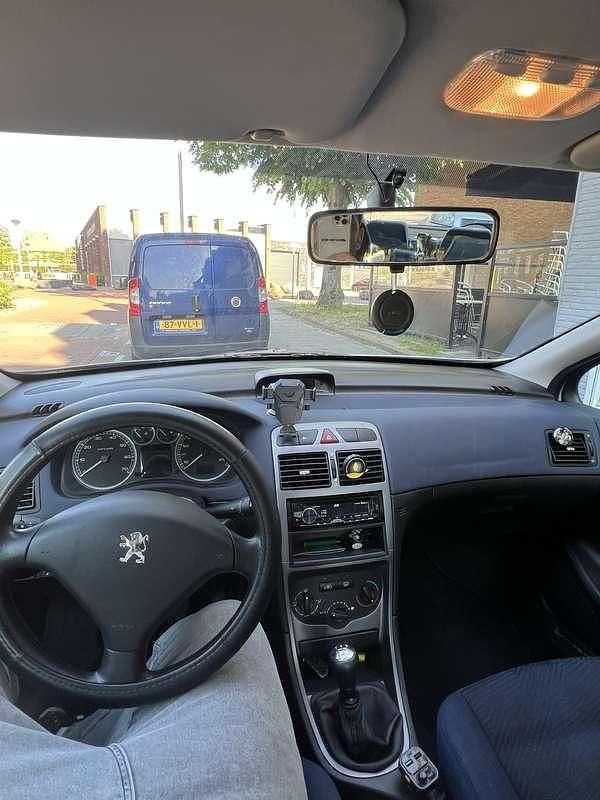 Gebruikt 2002 Peugeot 307 Sedan | € 1.000 (Eerlijke prijs) - Afbeelding 1/4