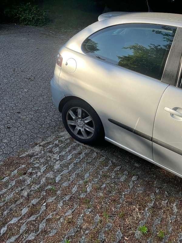 Zilver Gebruikt 2006 Seat Ibiza Hatchback | € 500 (Super prijs) - Afbeelding 1/4