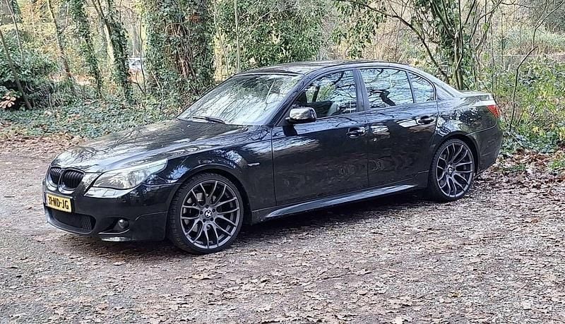 Zwart Gebruikt 2003 BMW 530 Sedan | € 6.000 (Eerlijke prijs) - Afbeelding 1/4