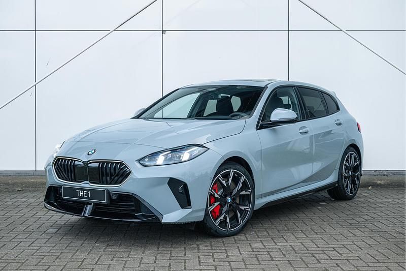Grijs Nieuw 2025 BMW 120 Comfort Edition Hatchback | € 59.730 (Duur) - Afbeelding 1/4