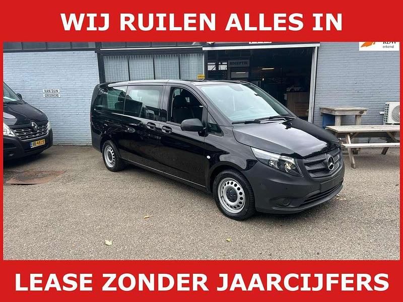 Zwart, metallic lak Gebruikt 2023 Mercedes Vito MPV | € 41.770 (Duur) - Afbeelding 1/4