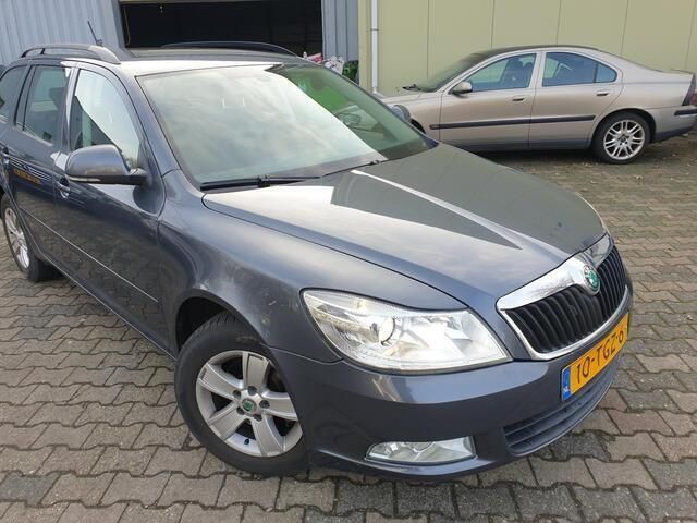 Grijs Gebruikt 2012 Skoda Octavia Business Line Stationwagen | € 2.999 (Goede deal) - Afbeelding 1/4