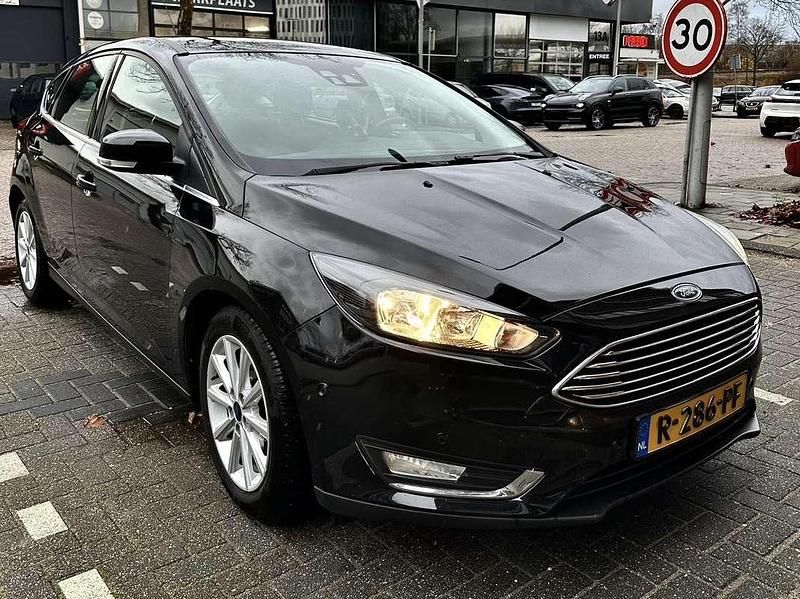 Gebruikt 2015 Ford Focus Titanium Sedan | € 9.990 (Eerlijke prijs) - Afbeelding 1/4