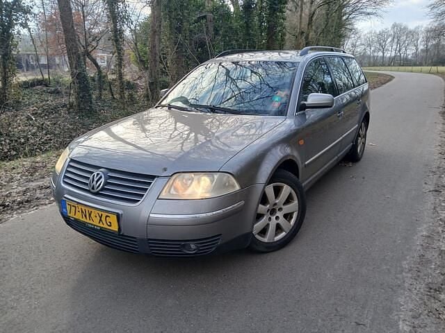 Grijs Occasion 2003 VW Passat Stationwagen | € 999 (Iets duurder) - Afbeelding 1/4