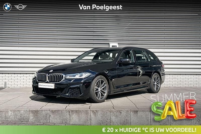 Zwart, metallic lak Gebruikt 2022 BMW 520 Executive Stationwagen | € 47.900 (Duur) - Afbeelding 1/4
