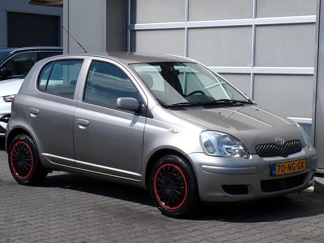 Grijs Gebruikt 2003 Toyota Yaris Sol Hatchback | € 2.450 (Eerlijke prijs) - Afbeelding 1/4
