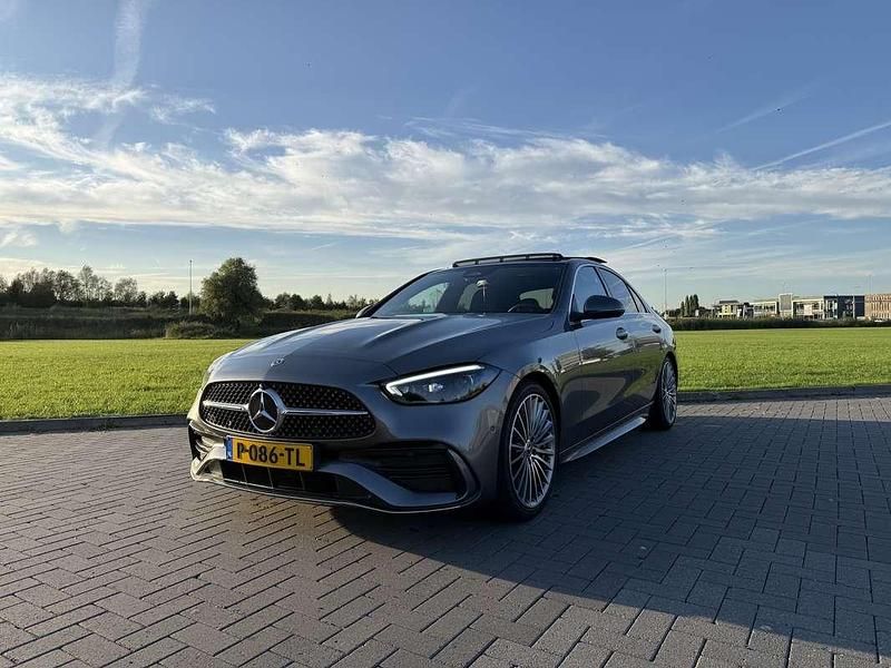 Grijs Occasion 2022 Mercedes C200 AMG line Sedan | € 43.500 (Duur) - Afbeelding 1/4