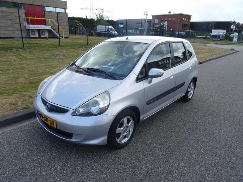 Grijs, metallic lak Gebruikt 2006 Honda Jazz LS Hatchback | € 1.895 (Eerlijke prijs) - Afbeelding 1/4