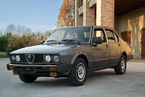 Grijsgrigio Gebruikt 1984 Alfa Romeo Alfetta Quadrifoglio Sedan | € 12.000 - Afbeelding 1/4