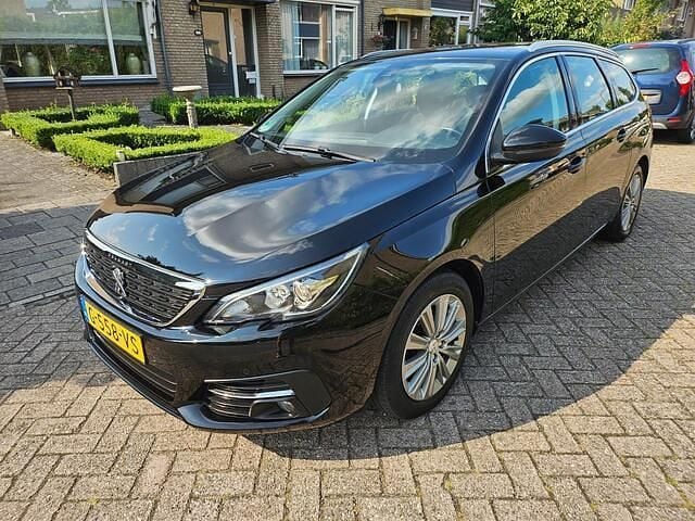 Zwart Gebruikt 2020 Peugeot 308 Allure Stationwagen | € 8.950 (Goede deal) - Afbeelding 1/4