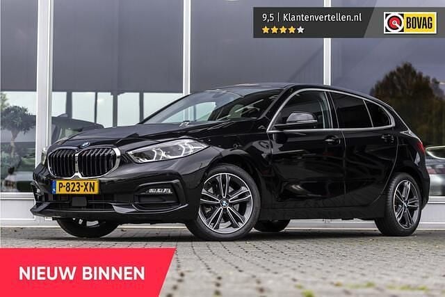 Zwart Gebruikt 2022 BMW 118 Sport Line Hatchback | € 20.850 (Goede deal) - Afbeelding 1/4