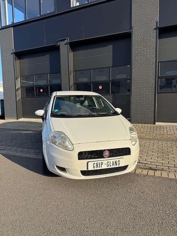 Wit Gebruikt 2009 Fiat Punto Lusso Hatchback | € 3.250 (Eerlijke prijs) - Afbeelding 1/4