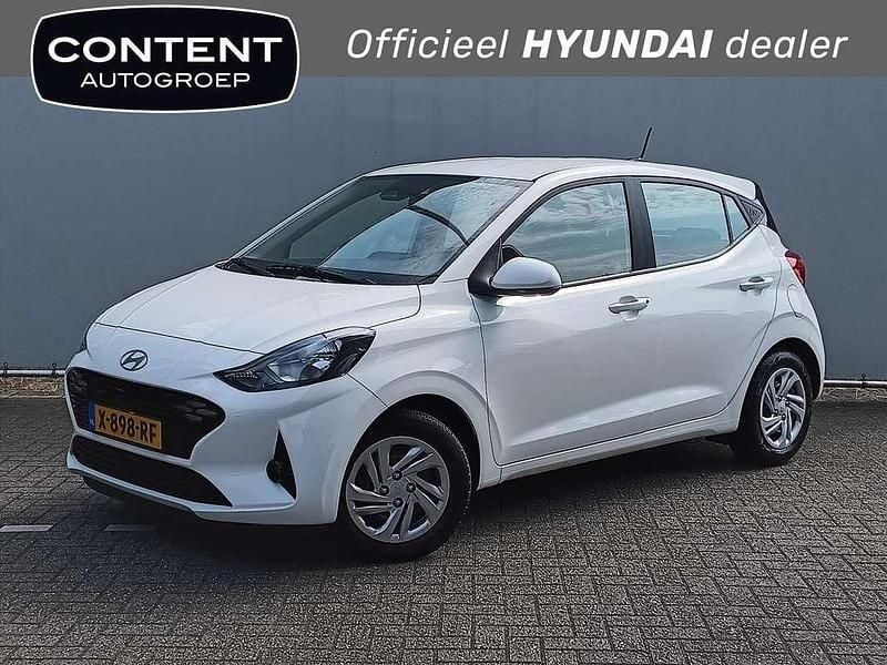 Atlas white Gebruikt 2024 Hyundai i10 Comfort Hatchback | € 15.940 (Eerlijke prijs) - Afbeelding 1/4