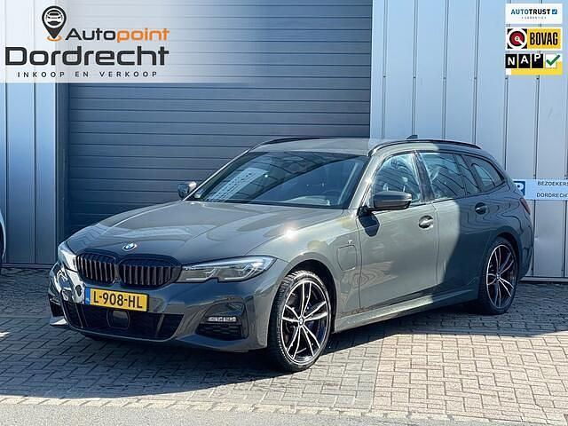 Grijs Gebruikt 2021 BMW 320 M Sport Stationwagen | € 26.475 (Eerlijke prijs) - Afbeelding 1/4