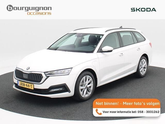 Wit Occasion 2023 Skoda Octavia Business Line Stationwagen | € 25.850 (Goede deal) - Afbeelding 1/4