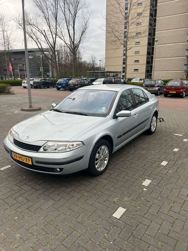 Grijs Gebruikt 2001 Renault Laguna II Expression Hatchback | € 1.400 - Afbeelding 1/4