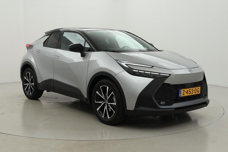 Grijs Gebruikt 2024 Toyota C-HR Edition SUV | € 32.999 (Duur) - Afbeelding 1/4
